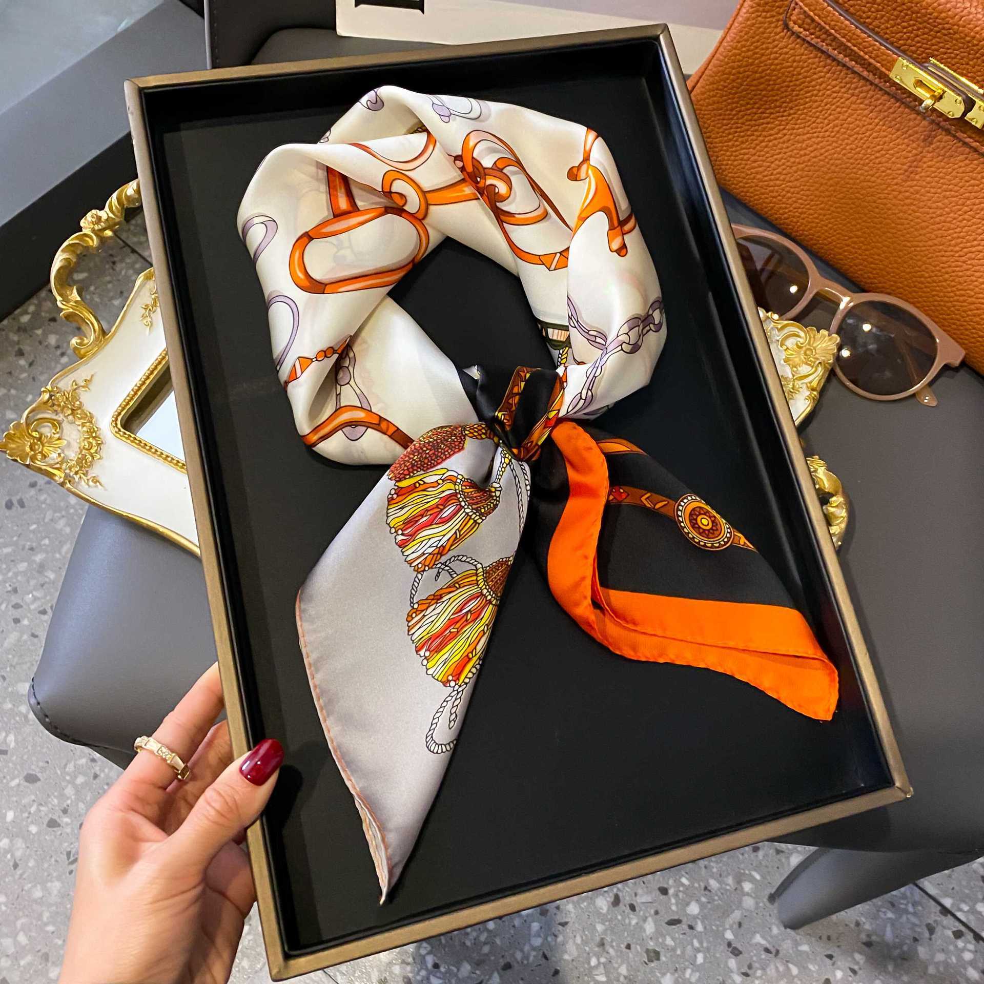 Boucle fer à cheval orange - 70*70