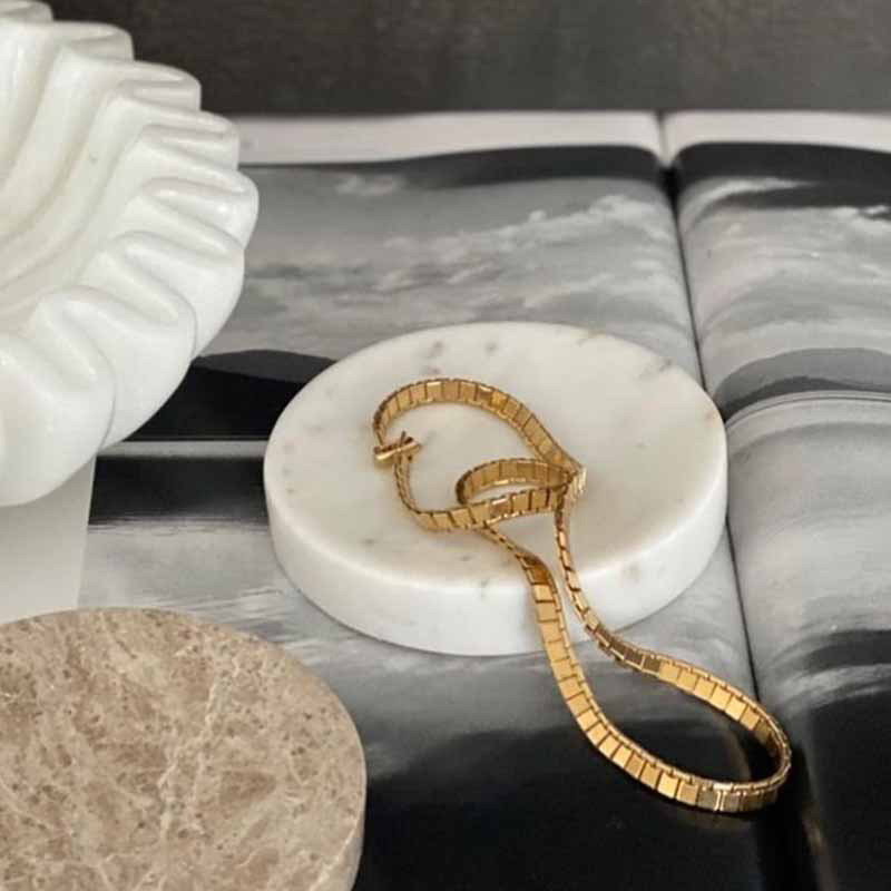 Diamètre 10, hauteur 2 cm, marbre blanc.
