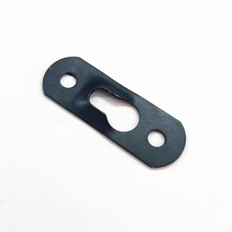 Petit Zero noir suspendu