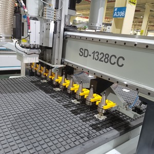 Máquina enrutadora cnc de alta velocidad para carpintería, carga automática, para puerta de madera - Product Image 2