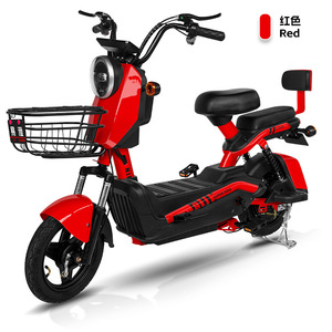 Uma bicicleta elétrica duas rodas equipada com os sinais dianteiros da volta e invertendo espelhos para o transporte urbano do lazer