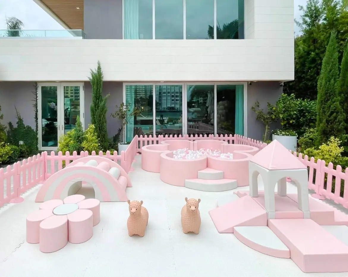 Weißes und rosa Softplay-Paketset Softplay-Geräte im Freien weicher Spielplatz für Kinder party