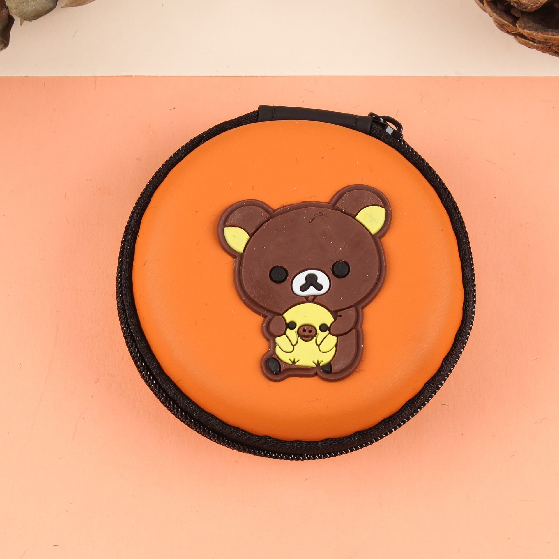 Oso de peluche marrón oscuro