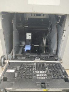 China Roll-to-Roll-Farb tinte Digitaldrucker Tinten strahl druck für Farbflaschen-Inkjet-Etikett mit automatischer Schneid funktion