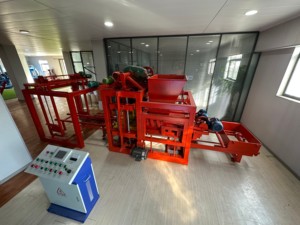 Máquina automática de bloques de enclavamiento, máquina para fabricar bloques huecos, maquinaria eléctrica para fabricar ladrillos de hormigón - Product Image 2