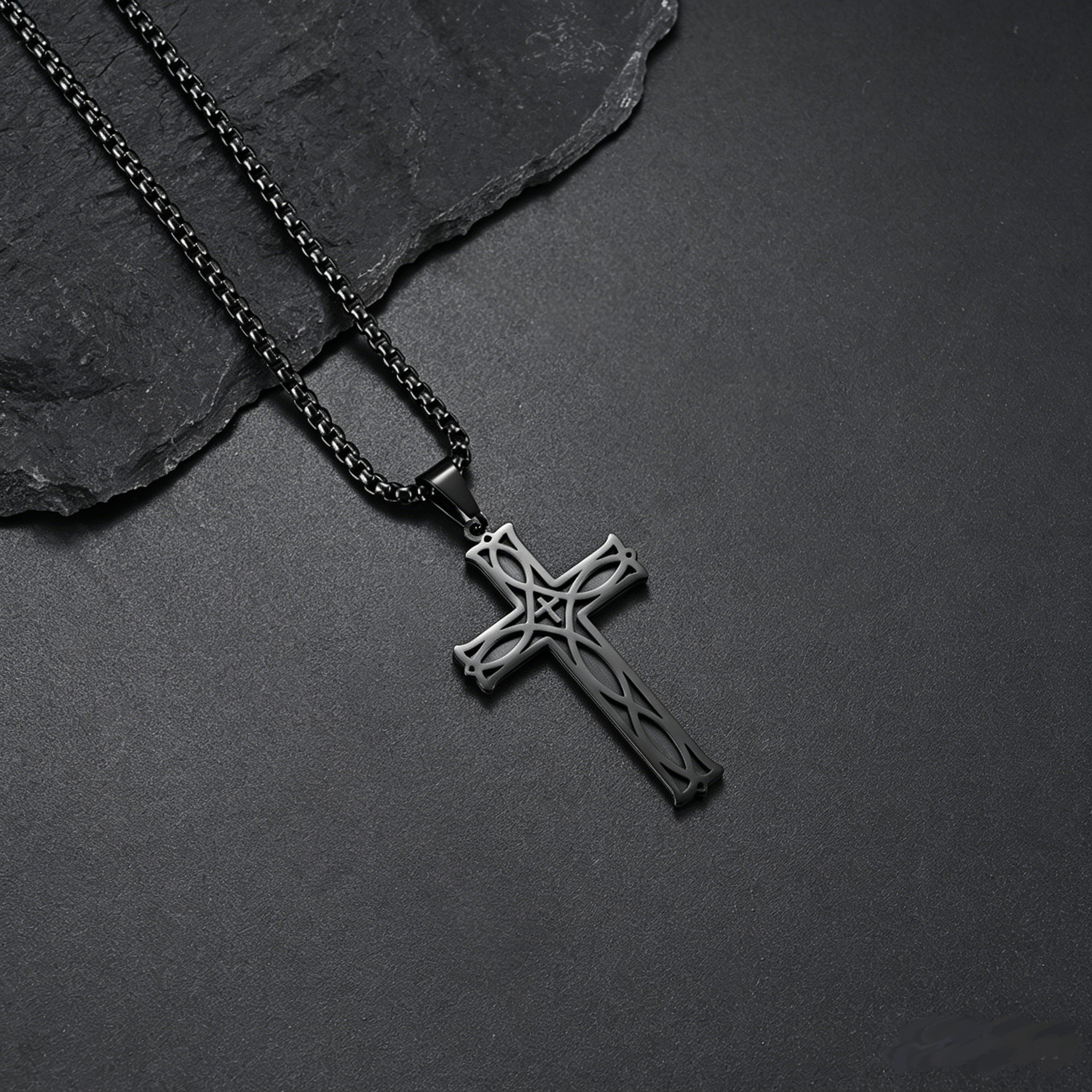 Pendentif noir avec chaîne