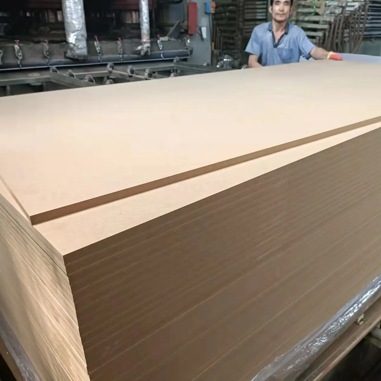 Billige feuchtigkeit beständige feuerfeste E0 E1 18mm Mdf Board Farbe Melamin HDF Platte für Wand paneele