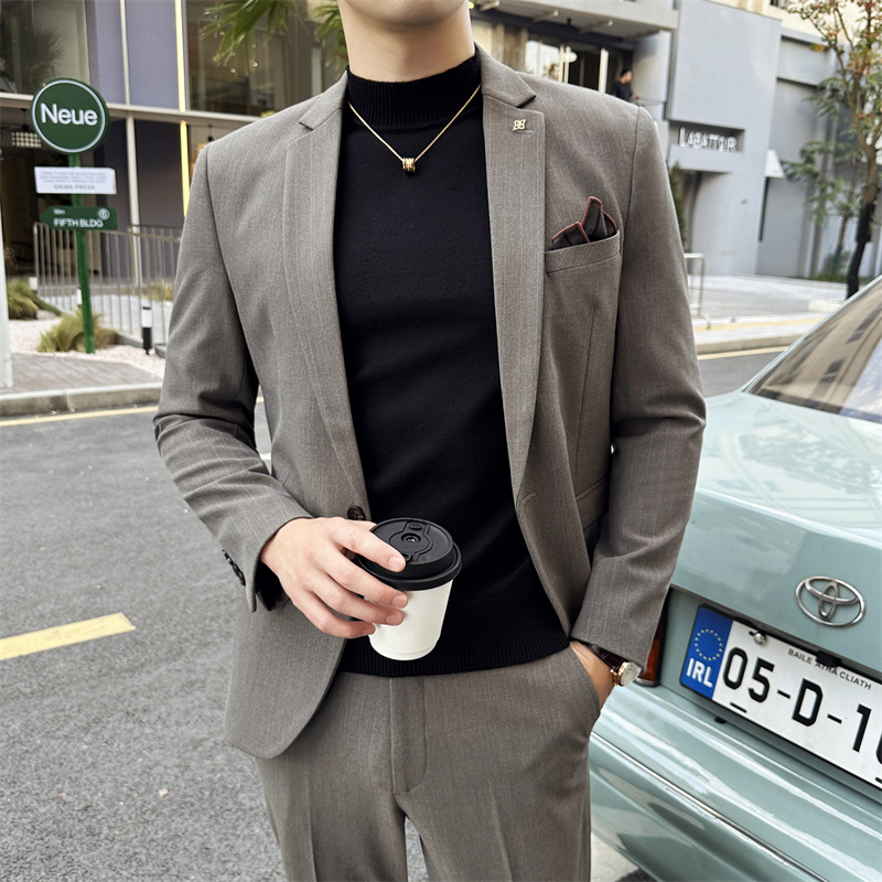 Couleur café clair (costume simple)