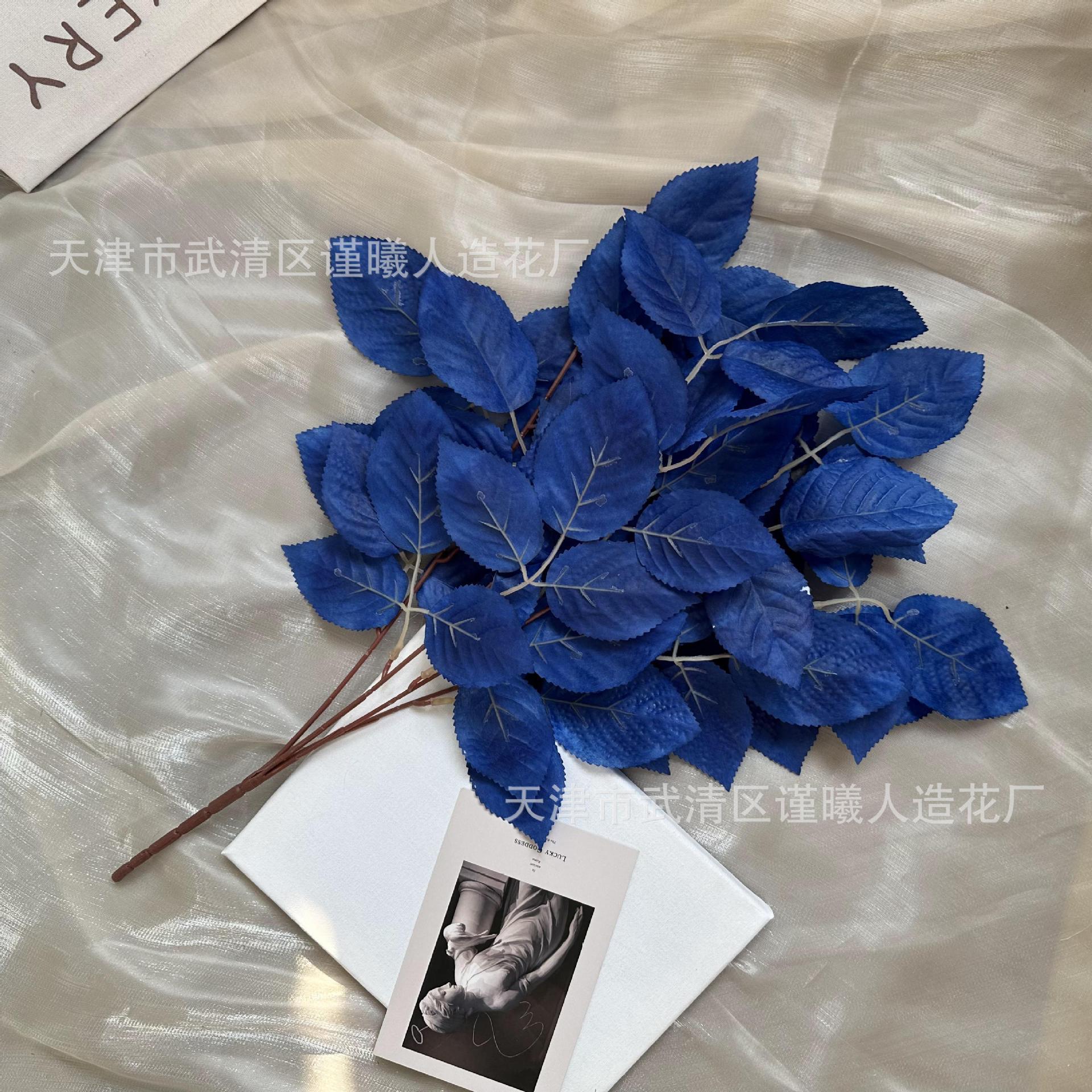 Un petit bouquet de feuilles de rose