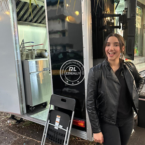 2025 New Galvanized Food Truck Burger Griddle Fryer Chicken Trailer Bakery Concession Cart With Water Raw Material