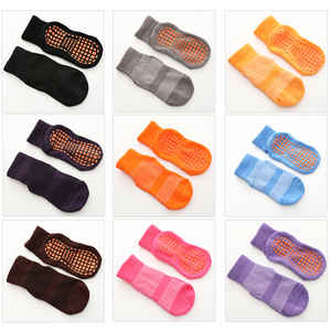 Özel kavrama trambolin parkı kauçuk taban çorap kapalı kaymaz oyun alanı çorap Anti kayma Yoga trambolin parkı ayak bileği çorap - Product Image 4