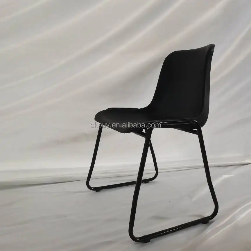 Commercio all'ingrosso moderno personalizzato confortevole impilabile sedile in plastica struttura in metallo gamba da slitta per sala da pranzo al coperto sedia da tavolo ristorante