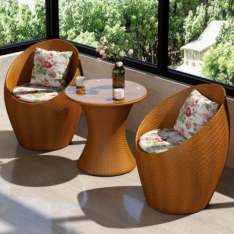 Une table et deux chaises (jaune)