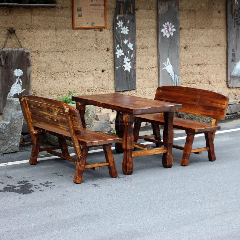Una mesa y dos sillas