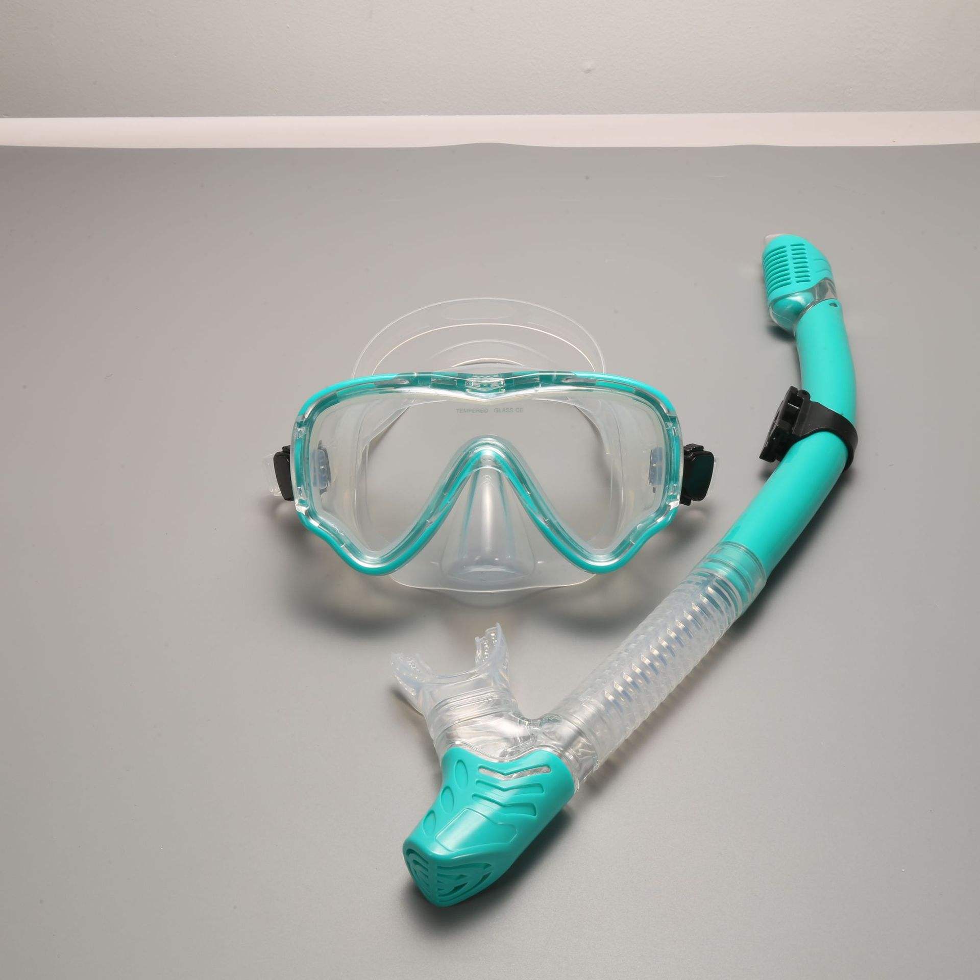 สีเขียวโปร่งใส