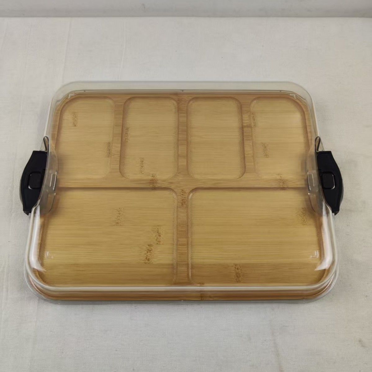 Tapa cuadrada de 36*28*7.7 con múltiples ranuras y sin asa.