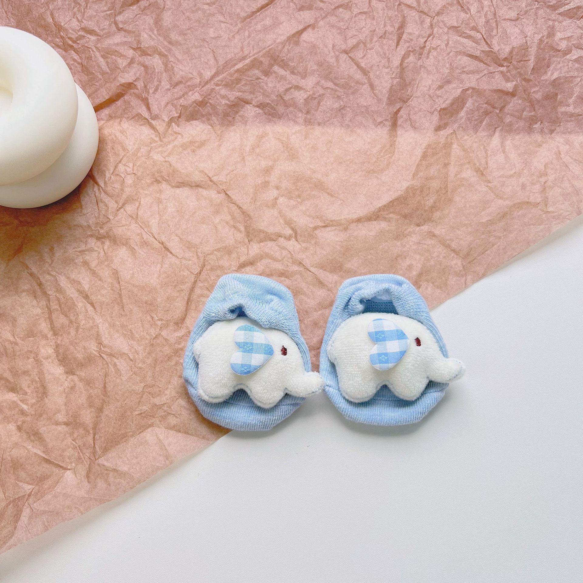 Éléphant blanc avec oreilles bleues en forme de cœur.