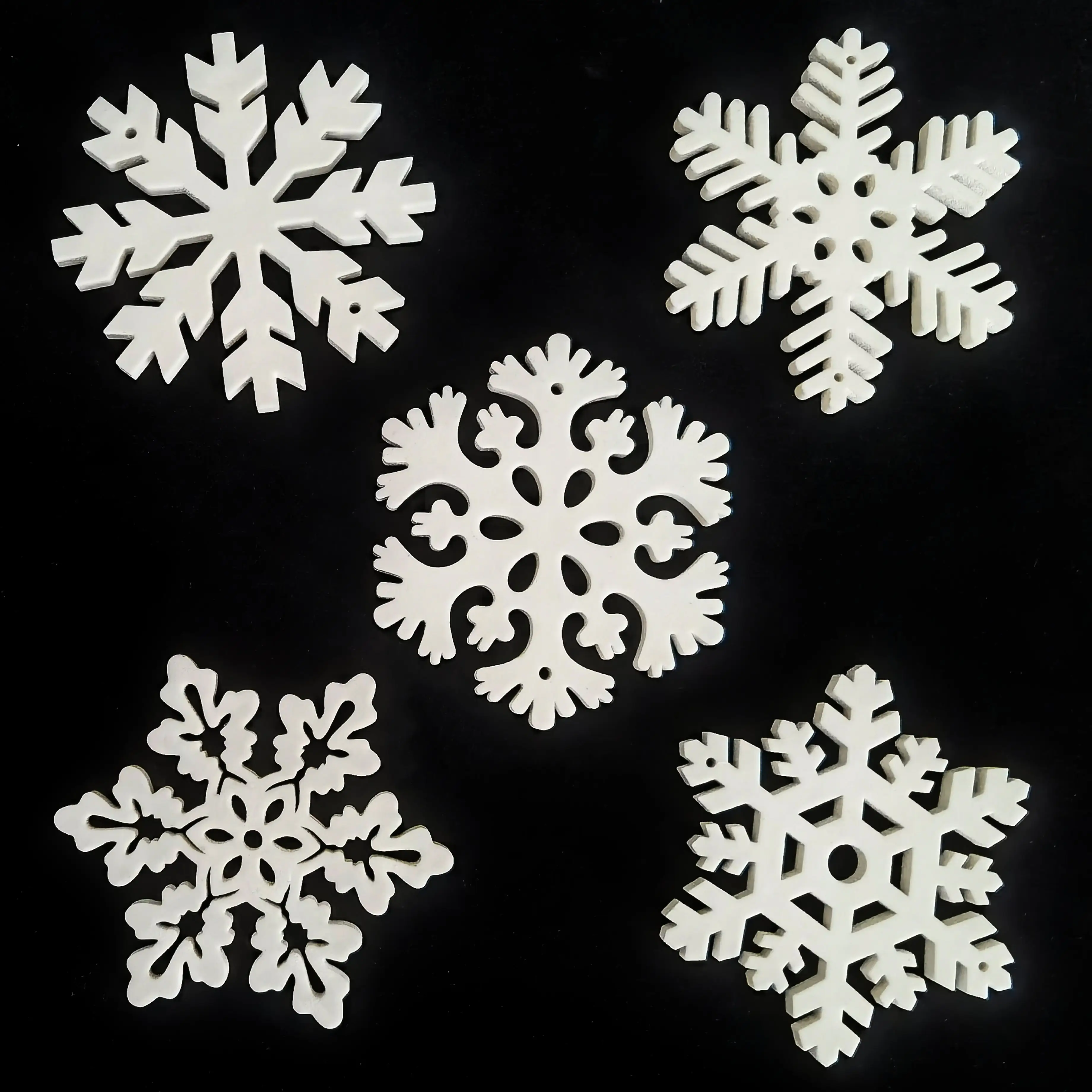 Set di ornamenti pendenti per alberi di natale in porcellana bianca con fiocchi di neve in ceramica per decorazioni natalizie