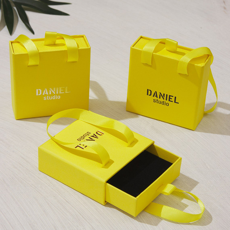 giallo con manico bianco