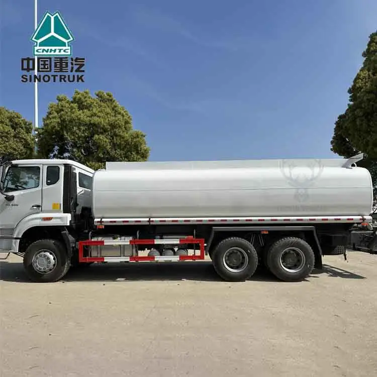 Camión cisterna de combustible usado Sinotruck Howo 371hp 6x4 8x4 de segunda mano