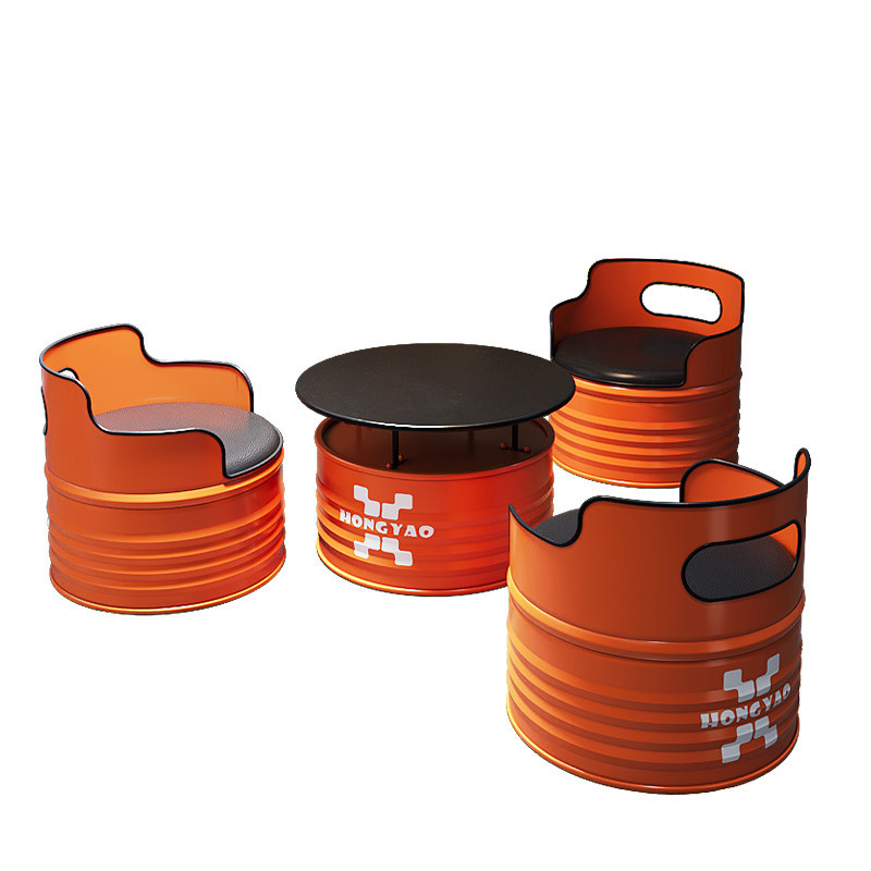 Combinación de mesa naranja con tres sillas, estilo único.