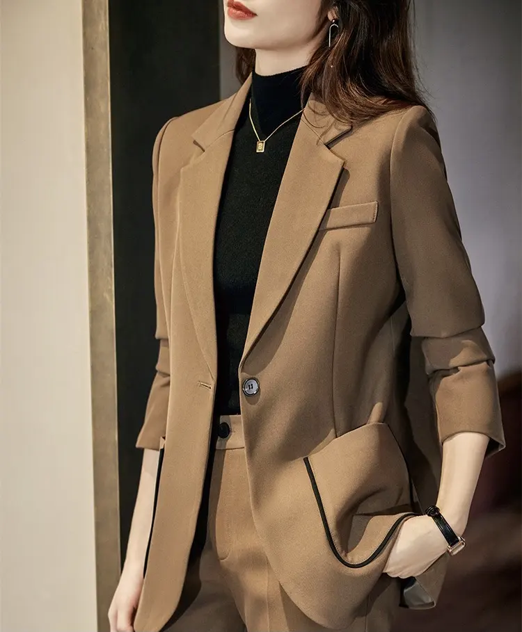 工場卸売レッドレディーススタイルフォーマルスーツオフィスセット公式ユニフォームスーツを着た女性