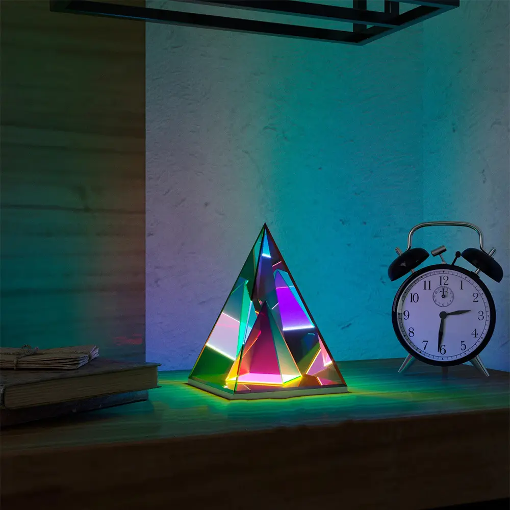आधुनिक लोकप्रिय एक्रिलिक पिरामिड त्रिकोण रात को प्रकाश बेडरूम बेडसाइड बहुरंगा घन लैंप टेबल