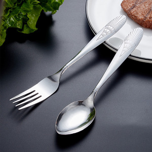 Factory Direct Kreative gemusterte Bestecks ets aus Edelstahl-Fischs chuppen feder gemusterte Löffel Gabeln für Fruit Steak Hotel