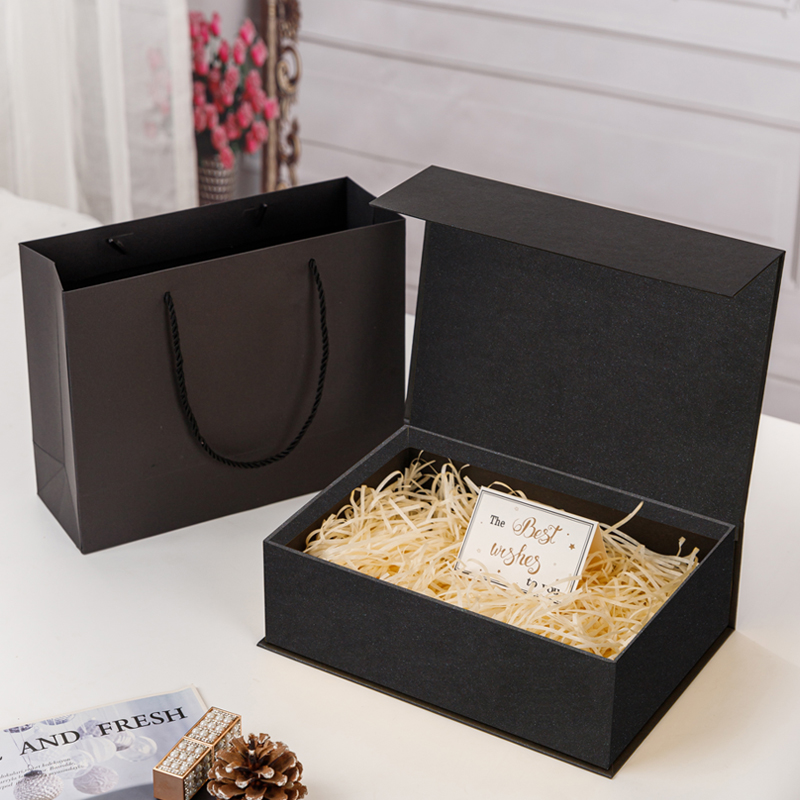 Boîte noire en forme de livre + pochette cadeau + raphia + carte de vœux