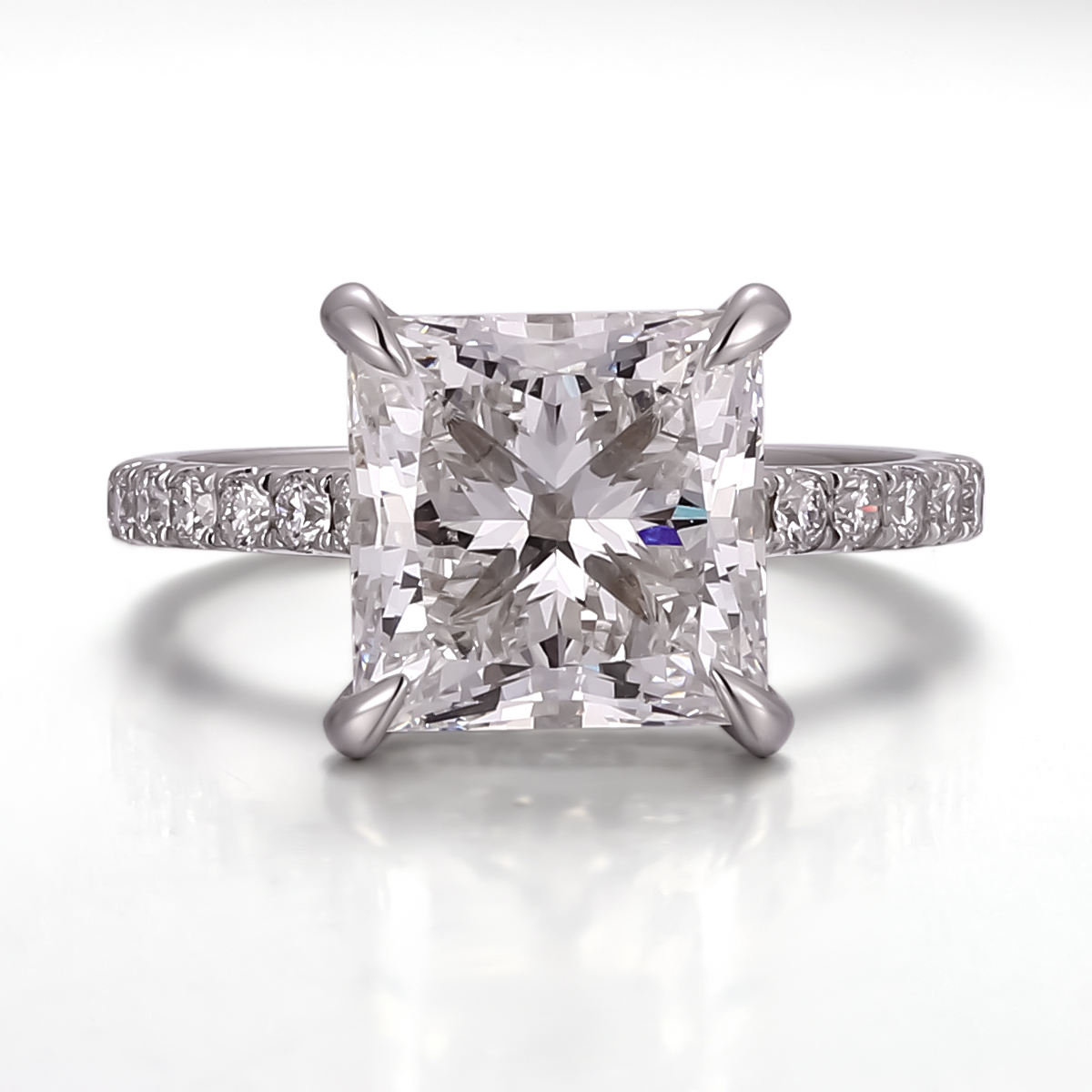 Anillo de oro macizo de 18 quilates con diamante de laboratorio