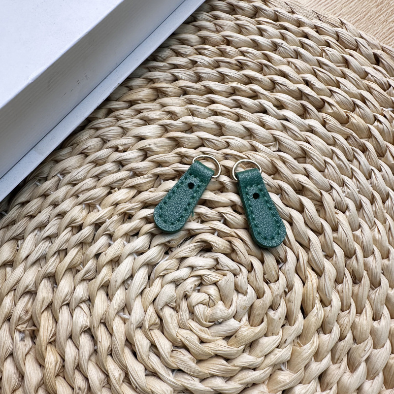 Extrémité de bracelet en cuir vert avec trou latéral
