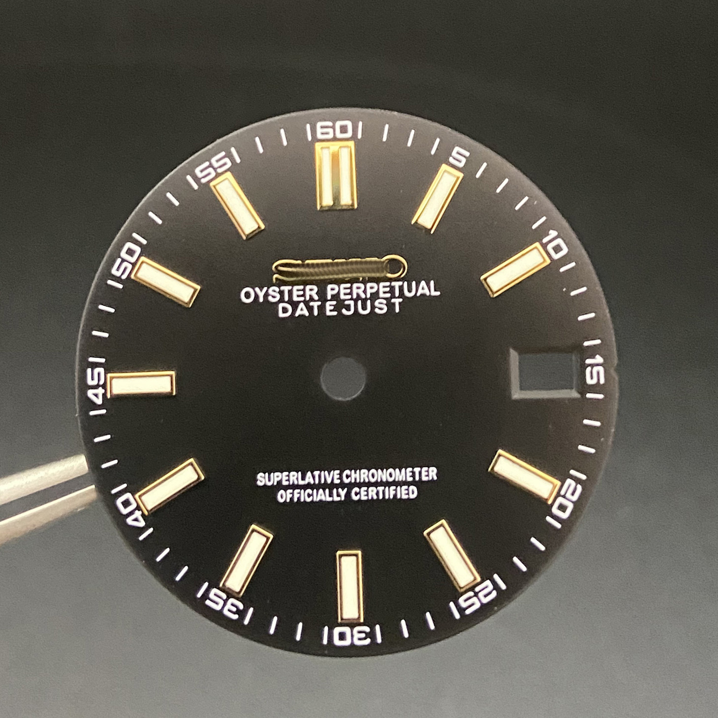 S borchie in oro nero