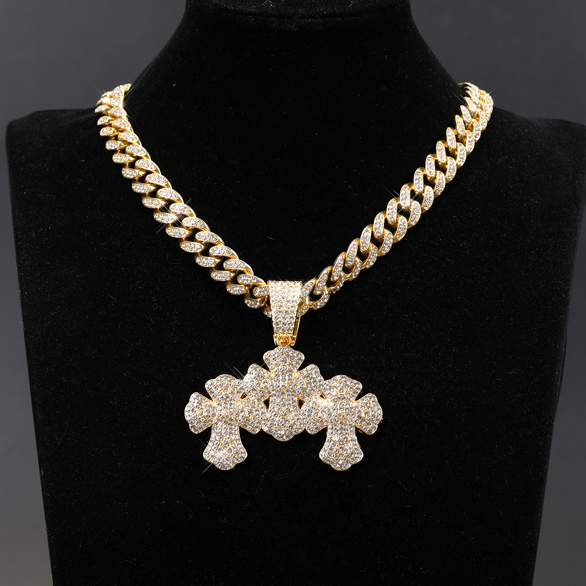 E pendentif or avec chaîne