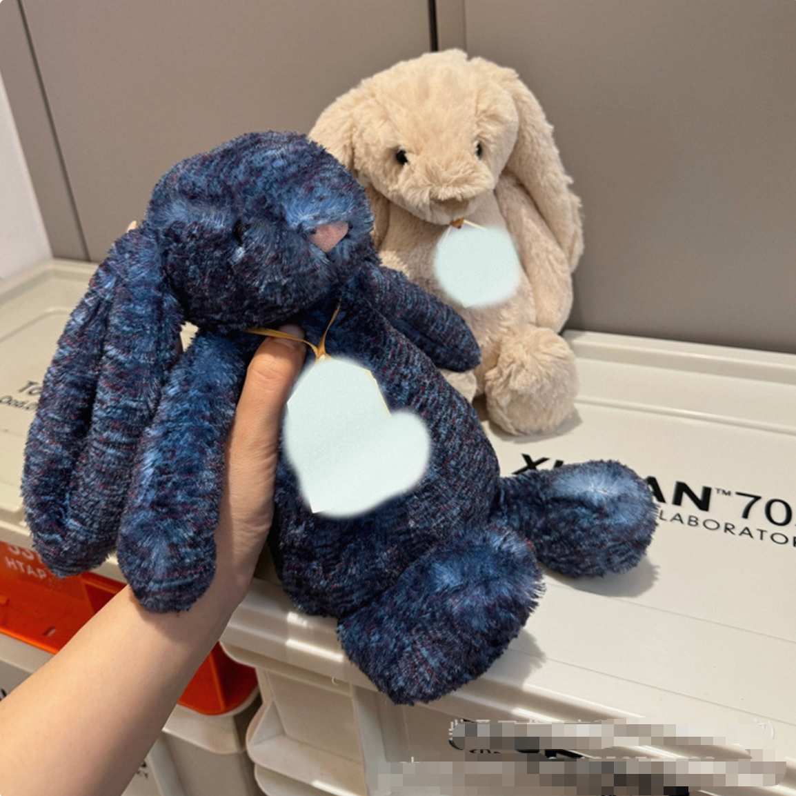 Lapin Bleu avec Étiquette Dorée - 31cm