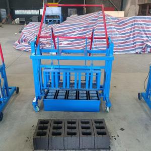 Operación manual Máquina de ladrillos de hormigón Fabricación de bloques huecos estándar de dos a cinco piezas por tiempo de ciclo - Product Image 1