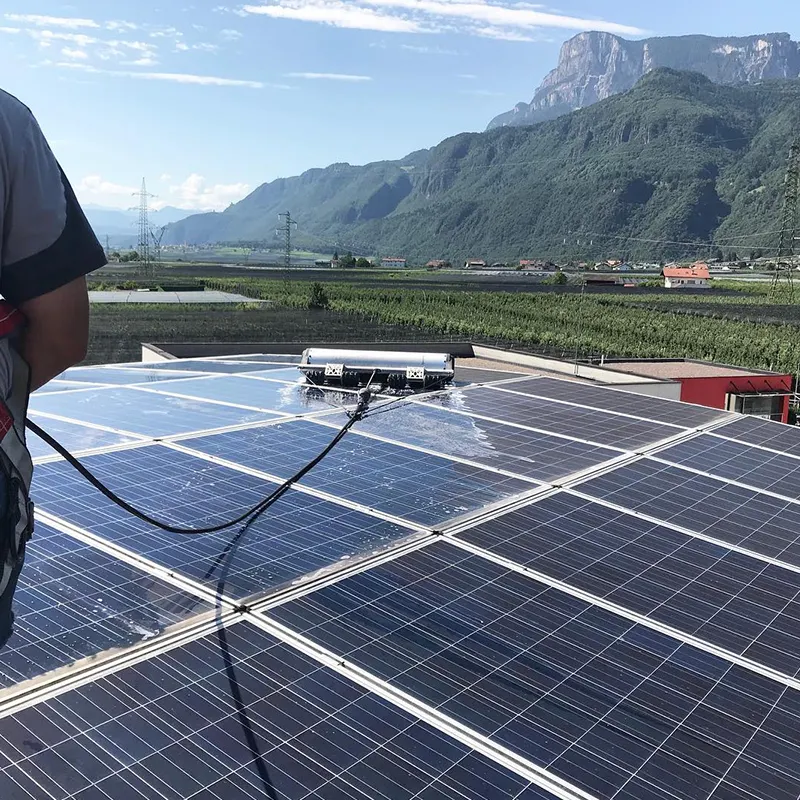 Dispositif de nettoyage de panneaux solaires Robot sans eau Automatisation 12V Panneaux de toit Machine à nettoyer sur les fermes Toit à brosse en nylon électrique