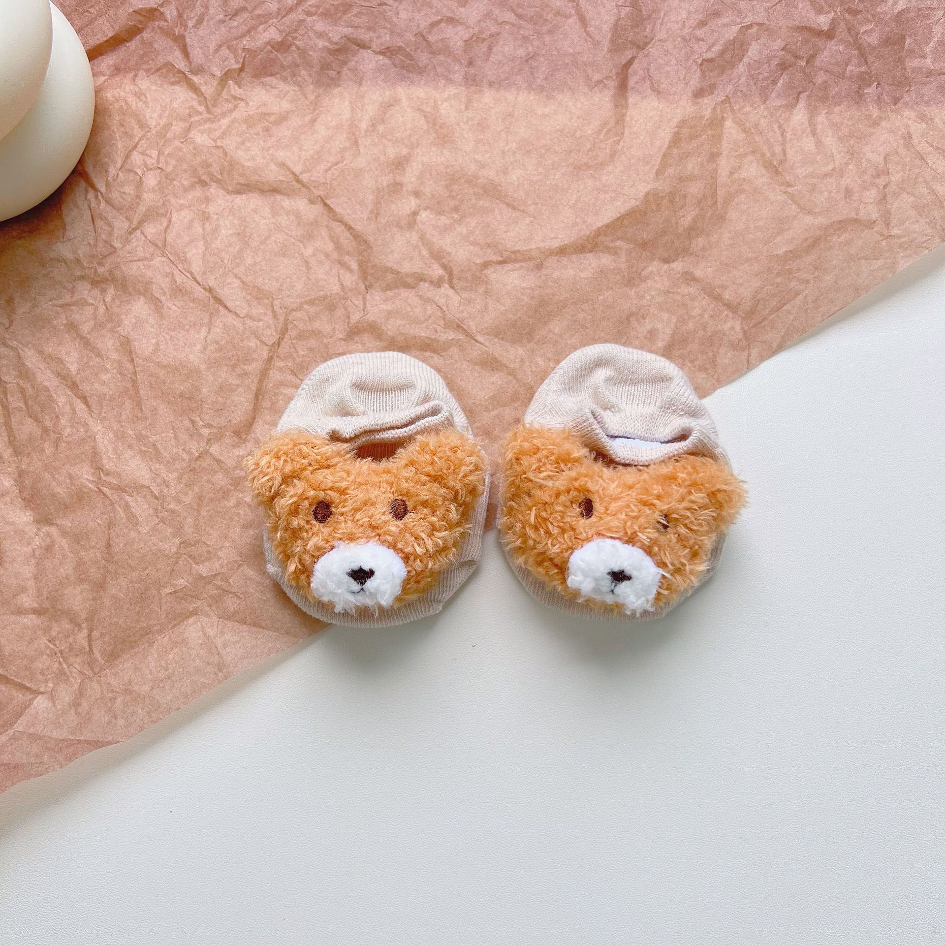 Ours en fourrure orange, nez kaki et blanc.