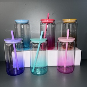 ขายร้อน 16 ออนซ์ไล่ระดับสีแก้ว borosilicate สูงพร้อมฝา PP สีและฟางสี
