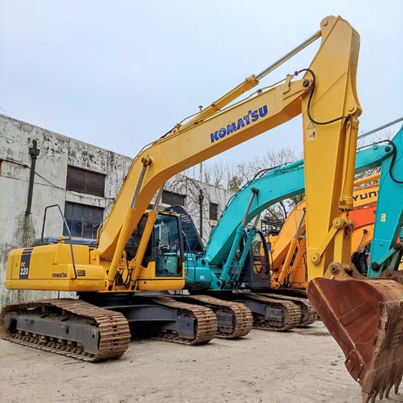 Il fornitore di fonti vende l'escavatore PC220-7 komatsu originale del Giappone con le buone macchine ed il buon prezzo in azione