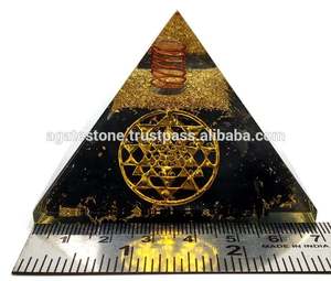 Pyramide d'orgone en tourmaline noire avec logo Sri Yantra, artisanat en pierre semi-précieuse d'Inde pour la protection et la décoration élégante - Product Image 5