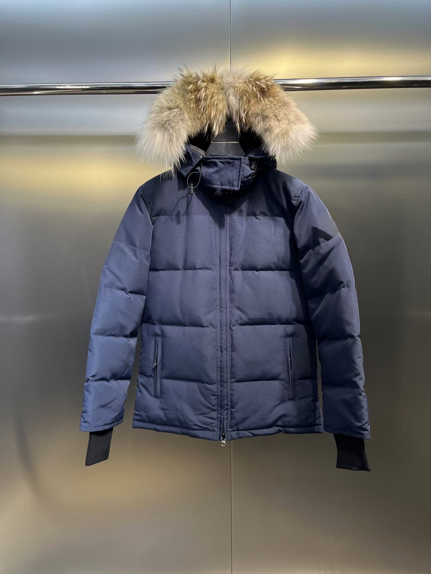 Etichetta blu scuro con dettagli rossi.