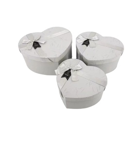 Juego de 3 Cajas de Regalo anidadas de corazón negro con lazos de cinta Cajas de regalo negras de lujo con impresión en relieve Tamaños surtidos Presente - Product Image 5