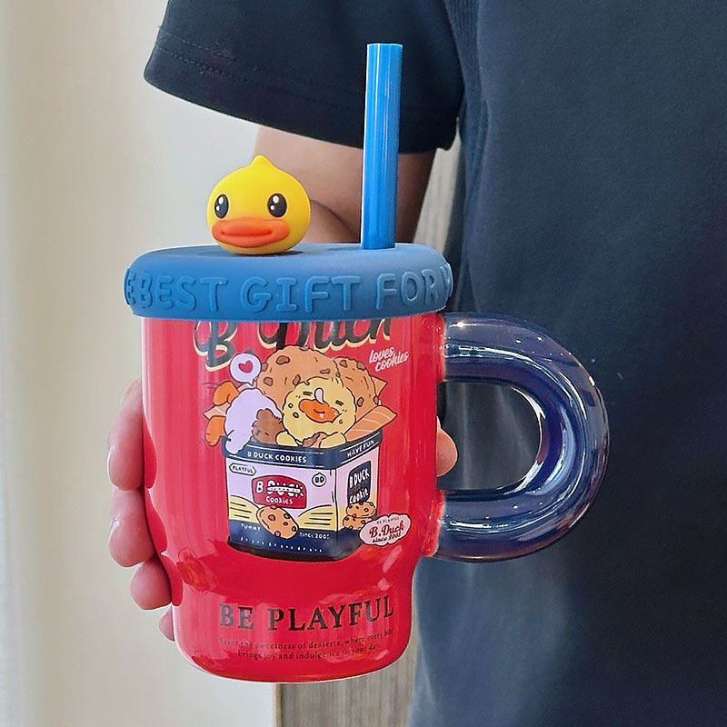 Casquette bleue et tasse rouge