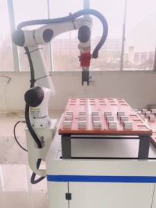 Industrielle Roboterarm lösung mit automatischer Lade-und Entlade tabelle Kol labor ativ mit Kern motor komponenten