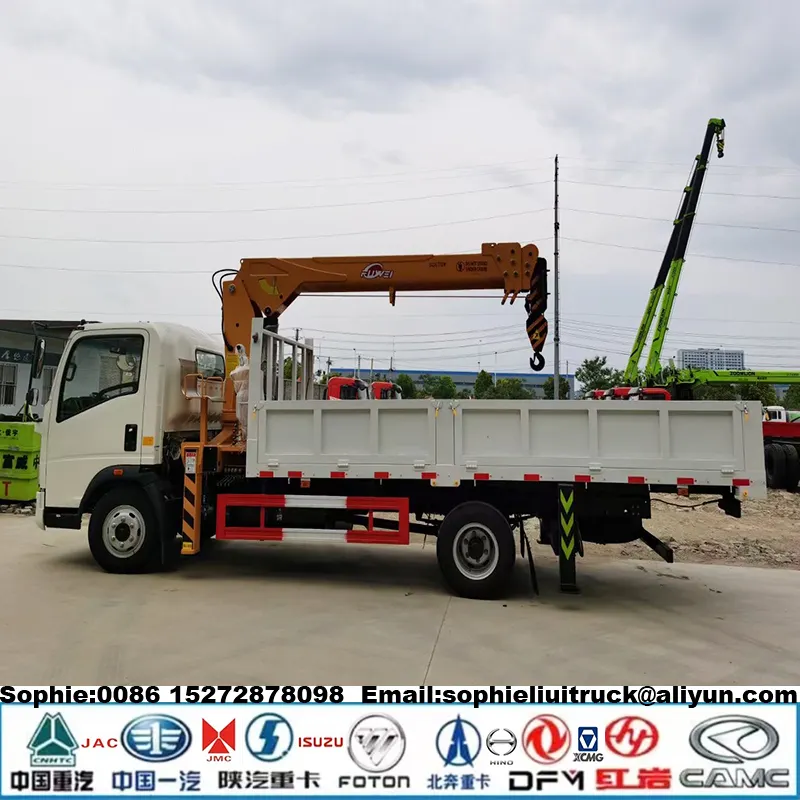 Costo di fabbrica HOWO 4x2 4x4 RHD 3.2T gru montata su camion in legno di mattoni palo elettrico veicolo di trasporto merci 5T gru a braccio dritto