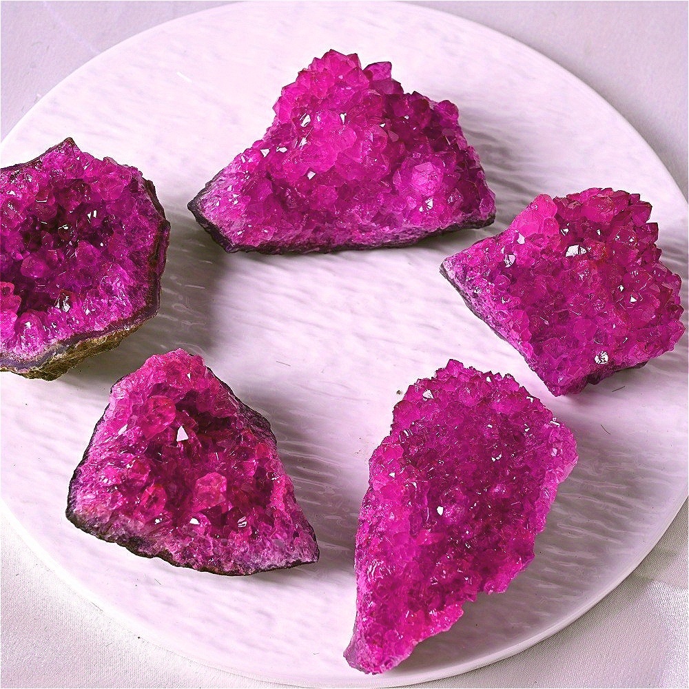 กลุ่มผลึกสีแดงกุหลาบ