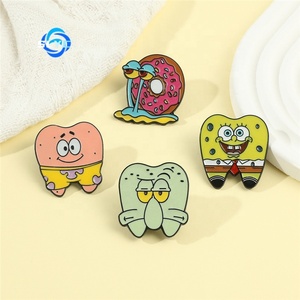 Sevimli karikatür SpongeBob PI rearound karakter etrafında broş yaratıcı Q versiyonu PI büyük yıldız küçük Fossa Squidward metal rozeti