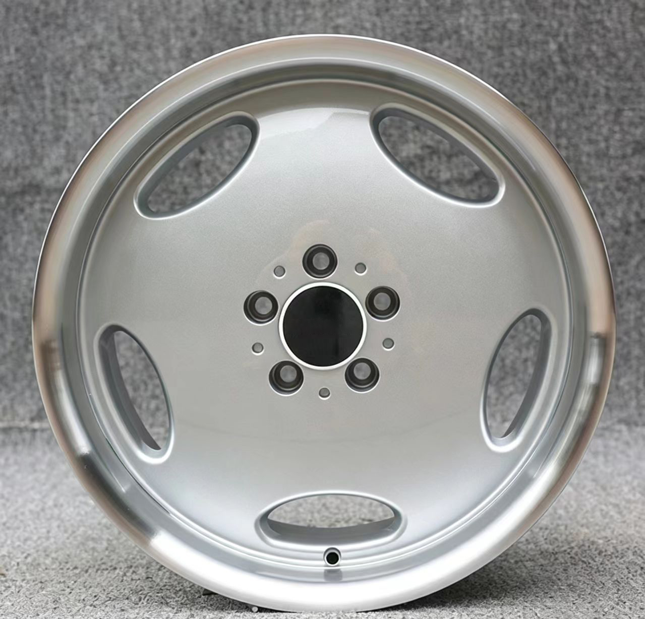 Lèvre de machine argentée