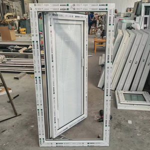 Proyecto residencial Ventanas y puertas de PVC Ventana abatible UPVC de vidrio de doble impacto personalizada con obturador incorporado - Product Image 1