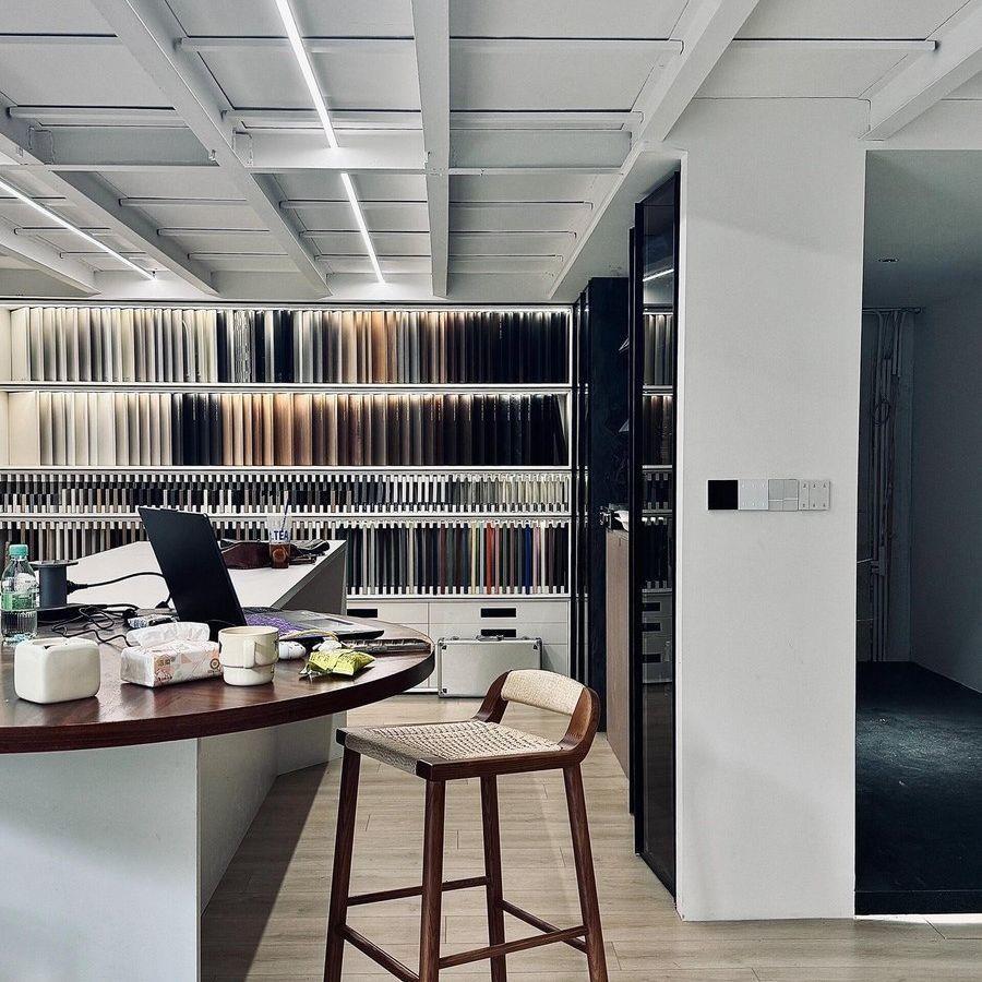 Estructura de madera maciza color nogal.